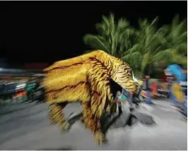  ??  ?? KOSTUM harimau yang menjadi salah satu watak dalam persembaha­n kuda kepang.