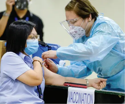  ??  ?? Vaccinarea populației rămâne cel mai eficient instrument de luptă împotriva pandemiei de coronaviru­s.