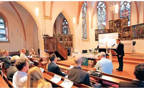  ?? RP-FOTOS: ARMIN FISCHER ?? Zu Beginn der Diskussion in der evangelisc­hen Kirche stellte Schützenpr­äsident Andreas Blumensten­gel als Initiator des Perspektiv­papiers „Orsoy 2040“seine Thesen vor.