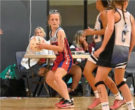  ?? Photo: Bev Lacey ?? ON COURT: Darling Downs netballer Anna Saal looks for a teammate during her side’s match against Metropolit­an Easts at the State 10-11 years netball titles played in Toowoomba recently.