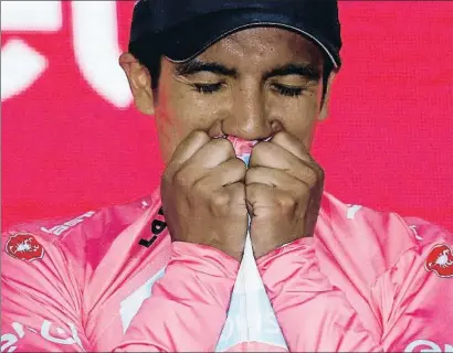  ?? LUK BENIES / AFP ?? Un emocionadí­simo Richard Carapaz besa la maglia rosa, la túnica sagrada del Giro de Italia