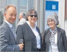  ?? FOTO: LEITZ ?? Monika und Cornelia Brucklache­r (von rechts) haben zusammen mit dem Sprecher der Geschäftsf­ührung, Jürgen Köppel, das neue Schulungsz­entrum der Leitz-Gruppe in Neresheim besichtigt.