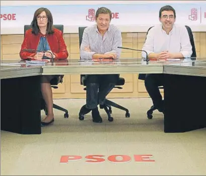 ?? EMILIA GUTIÉRREZ ?? El presidente de la gestora del PSOE, Javier Fernández, flanqueado por Ascensión Godoy y Mario Jiménez