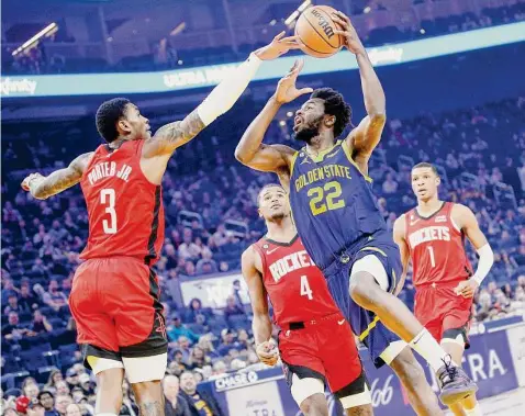  ?? Santiago Mejia/Associated Press ?? The Warriors’ Andrew Wiggins drives to the basket against Rockets guard Kevin Porter Jr. in the first quarter Saturday in San Francisco.