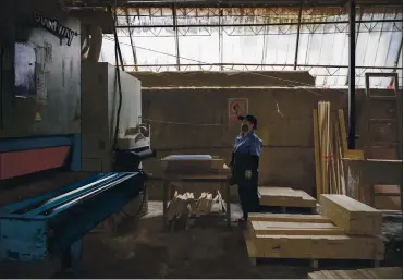  ?? ANDREA VERDELLI — THE NEW YORK TIMES ?? A worker prepares wood to assemble saunas at Hongyuan Furniture in Guangzhou, China, in early August. Chinese companies are taking a greater share of goods sold abroad, showing their tremendous strength despite mounting challenges.