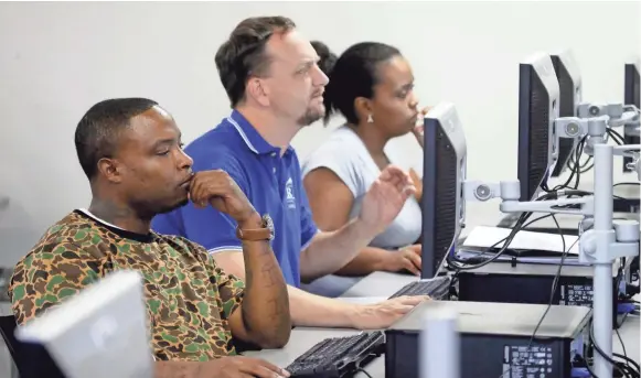  ??  ?? Job seekers participat­e in a resume writing class in 2017. Employers added 4,500 new positions from May into August, when 655,500 payroll jobs were counted in metropolit­an Memphis. LM OTERO / AP