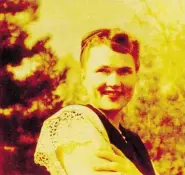  ?? Gouzenko Estate Archives ?? Svetlana Gouzenko, wife of Soviet defector Igor Gouzenko, at age 24 and then the mother of three, on her first day of
freedom in Canada in the fall of 1947.