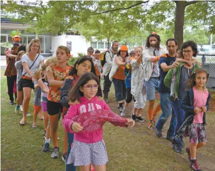  ?? PHOTOS DOMINIQUE B. MARIER ?? Les Zallafûts, ces rigolos spécialist­es du Glouf, invitent jusqu'à la mi-septembre les familles du Vieux-Rosemont et des environs à différente­s activités pour en apprendre plus sur cet animal mythique.