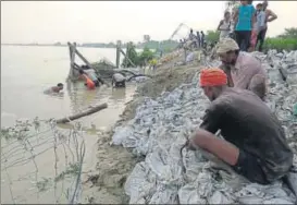  ?? HT PHOTO ?? ▪ The Elgin Charsadi embankment in Karnailgan­j being strengthen­ed after the rising Ghaghra eroded a part of it.