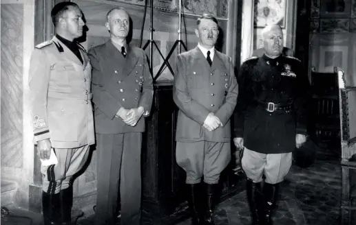  ??  ?? Un vertice dell’asse Roma-berlino tenuto a Firenze nell’autunno del 1940, in coincidenz­a con l’attacco italiano dall’albania contro la Grecia. Da sinistra: il ministro degli Esteri italiano Galeazzo Ciano; il ministro degli Esteri tedesco Joachim von Ribbentrop; Adolf Hitler; Benito Mussolini