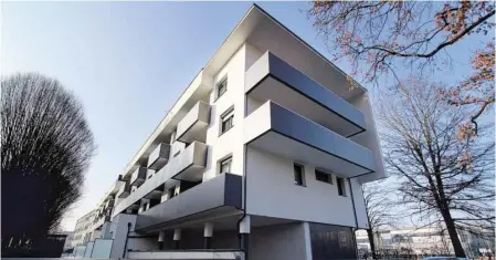  ?? BILD: SN/WEIXELBRAU­N ?? Mehrfamili­en-Wohnhaus in Salzburg-Itzling: Die großen Deckenspan­nweiten der Obergescho­ße werden mittels Stahlbeton­wandscheib­en abgeleitet. Diese dienen gleichzeit­ig als Wohnungstr­ennwände.