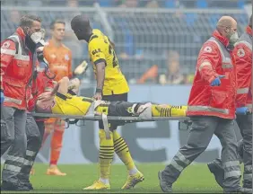  ?? Foto: AP ?? Marco Reus abandonó el terreno de juego en camilla y entre lágrimas