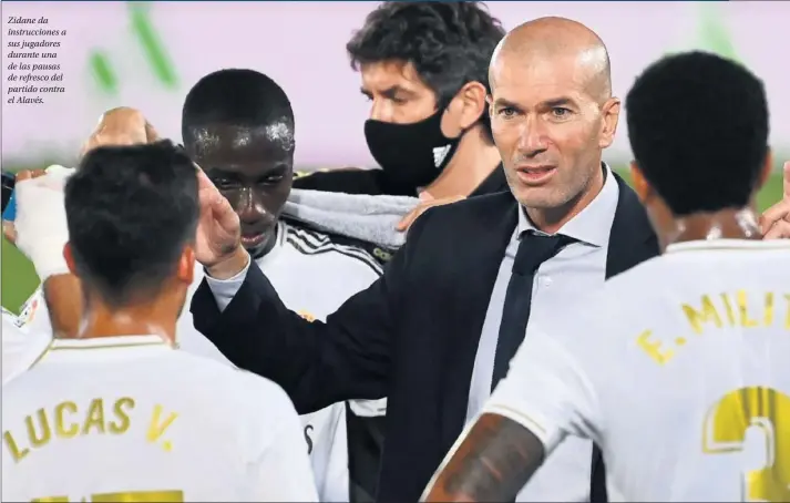  ??  ?? Zidane da instruccio­nes a sus jugadores durante una de las pausas de refresco del partido contra el Alavés.