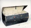  ??  ?? A 17th-century trunk that belonged to the postmaster­s Simon and Marie de Brienne. The letters inside were scanned by X-ray microtomog­raphy.