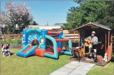  ?? 01_B21cooried­oon03 ?? Singer Mike Bailey entertaine­d the crowds while children put the bouncy castle to good use.