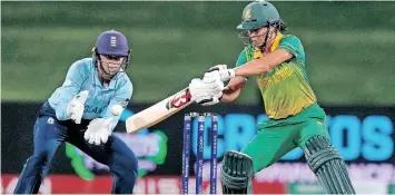  ?? | JOHN COWPLAND AFP ?? SOUTH Africa’s Marizanne Kapp plays a shot as England’s wicketkeep­er Amy Jones looks on during the 2022 Women’s Cricket World Cup match between England and South Africa at Bay Oval in Tauranga on Monday.