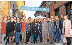  ??  ?? Gruppenbil­d mit Künstlern: KuBa-Gründerin Michaela Kilper-Beer (Mitte), umgeben von den Menschen, die mit dem und für das KuBa leben.
