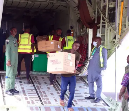  ?? AFP ?? Trabajador­es descargaba­n provisione­s médicas donadas por el millonario chino Jack Ma, las cuales llegaron este miércoles al aeropuerto internacio­nal de Abuja, Nigeria.