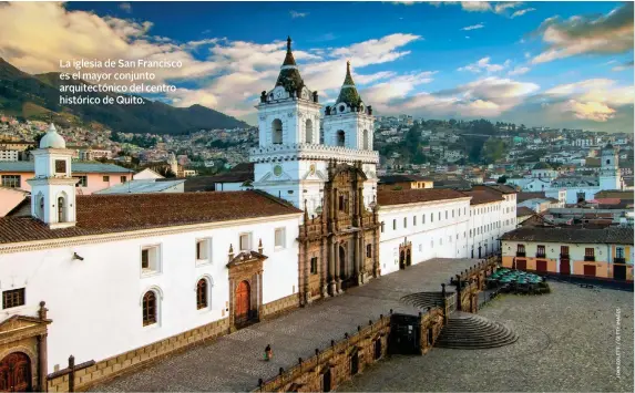  ??  ?? La iglesia de San Francisco es el mayor conjunto arquitectó­nico del centro histórico de Quito.