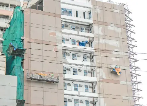  ?? PhotograPh by rio deluvio for the daily tribune @tribunephl_rio ?? condominiu­ms are back on track when it comes to sales amid the pandemic as most are sprouting anew in manila.