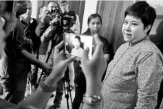  ?? — AFP photo ?? Nancy Yuliana (right), the lawyer of French prisoner Serge Atlaoui, briefs journalist after the trial hearing in Tangerang in Tangerang, Banten province.