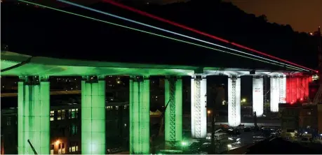  ?? (foto Ansa) ?? La nuova opera
La struttura sul Polcevera, qui illuminata con il tricolore, è stata varata lo scorso 28 aprile dopo la posa dell’ultima trave