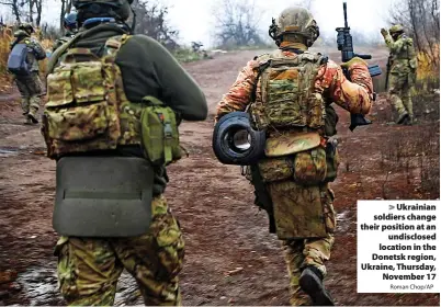  ?? Roman Chop/AP ?? > Ukrainian soldiers change their position at an undisclose­d location in the Donetsk region, Ukraine, Thursday, November 17