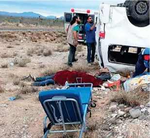  ??  ?? ACCIDENTE. Así quedó la camioneta en la que viajaba Marichuy, tras volcarse en BCS.