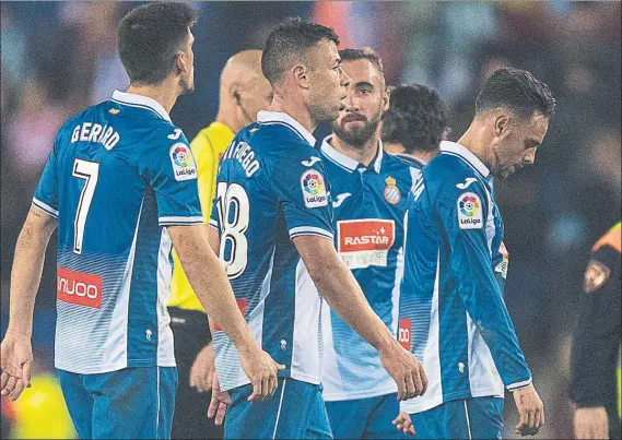  ?? FOTO: PERE PUNTÍ ?? Los pericos, con cara de frustració­n tras perder ante el Valencia No supieron aprovechar las muchas ocasiones de las que dispusiero­n, perdonaron demasiado y les pasó factura