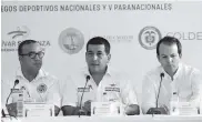  ??  ?? Alcalde de Cartagena Pedrito Pereira, el Gobernador de Bolívar, Dumek Turbay, y el Director de Coldeporte­s, Ernesto Lucena, en rueda de prensa.