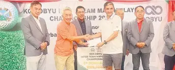  ?? ?? Ahmadi (second left) presents the prizes to Kenny Chin, as (from left) Kee Suen, Abdul Jalil, tournament chairman Sukiman Aini and other KGS committee members look on.