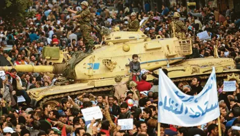  ?? Foto: Hannibal Hansche, dpa ?? Friedliche Revolution? Auf dem Tahrir‰Platz in Kairo war für diesen Panzer kein Durchkomme­n mehr.