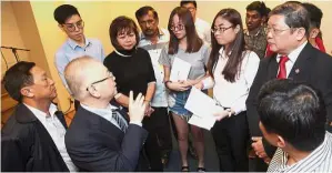  ??  ?? Helping hands: Dr Wee (second from left) speaking with students at Wisma MCA. Looking on are Kojadi chairman Datuk Ng Peng Hay (left), Star Media Group senior general-manager admin and building services Iris Tan (third from left) and selection...