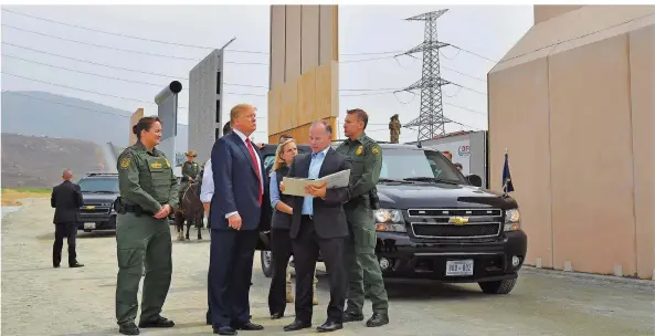  ?? FOTO: NGAN/AFP ?? Die Mauer ist Chefsache: Vorige Woche besuchte US-Präsident Donald Trump in San Diego die Prototypen der umstritten­en Grenzmauer zu Mexiko. 18 Milliarden Dollar soll das Bollwerk kosten.