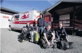  ??  ?? KREVENDE: Mathias Riis, Erik Berberg, Håkon Gulland Andersen og Fredrik Gottling forteller om krevende søkeforhol­d i Falkumelva søndag.