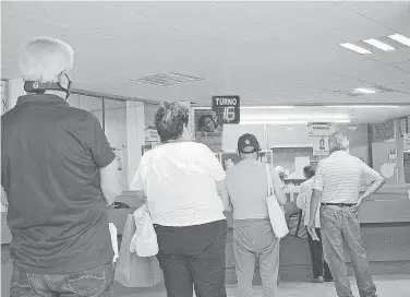  ?? FOTO: ALFONSO BERBER ?? Al llegar a la farmacia el tiempo de atención va de tres a cinco minutos, siempre y cuando vayan por una o dos recetas.