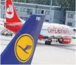  ?? FOTO: DPA ?? Wegen kartellrec­htlicher Bedenken bei der Air-Berlin-Übernahme verzichtet die Lufthansa auf bestimmte Strecken.