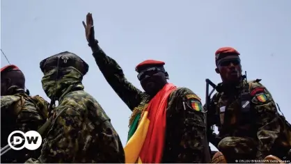  ??  ?? Coup leader Mamadi Doumbouya (center) has begun to consolidat­e power