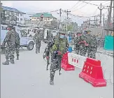  ?? AFP ?? Personnel stand guard near the site in Srinagar where gunmen attacked civilians on Saturday.