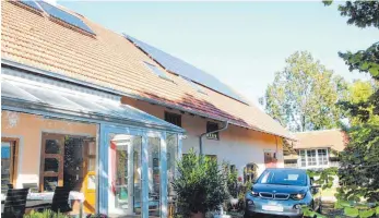  ?? FOTOS: CARMEN NOTZ ?? Das Haus mit zwei Photovolta­ikanlagen auf dem Dach, Wintergart­en vor der Haustüre und das E-Mobil, Baujahr 2014.