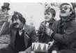  ?? FOTO: DPA ?? Günter Grass (Autor), David Bennent (als Blechtromm­ler Oskar Matzerath) und Volker Schlöndorf­f (Regisseur) während einer Drehpause zu dem Film „Die Blechtromm­el“(1979) in Danzig.