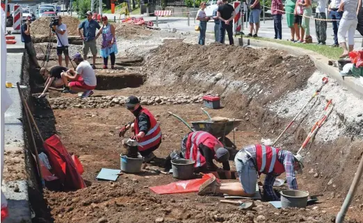  ?? Fotografij­e Dejan Javornik ?? Delo arheologov so z zanimanjem spremljali tudi številni mimoidoči in prav tako nestrpno čakali, kaj bodo izkopali.