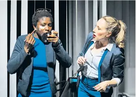  ??  ?? Wer ist die Beste im ganzen Land? Nancy Mensah-Offei und Michaela Kaspar in Esther Muschols „Talisman“-Paraphrase.