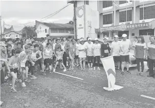  ??  ?? BERENGKAH: Bala penyereta ‘Run For Health Joggerthon 2017’ ke diatur BSMM Pelilih Sibu belabuh belanda, kemari.