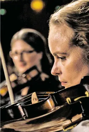 ?? BILD: SN/FILMLADEN ?? Nina Hoss spielt sich als Anna in „Das Vorspiel“in ihrem Ehrgeiz an der Geige in die zwischenme­nschliche Katastroph­e.