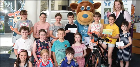  ??  ?? Karena McCarthy and Rua presenting first prize in the Killarney Credit Union GR8 Saver Schools competitio­n to (right) Lucy Kelly 2nd, winner Amelia Counihan, Doirann O’Reilly 3rd and prizewinne­rs Sadhbh O’Halloran, Muireann Spillane, Darragh Brosnan...