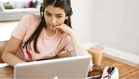  ?? Foto: Studienkre­is, dpa ?? Notebook, Schreibtis­ch-PC oder gar ein Tablet? Ob der Rechner wirklich beim Lernen helfen kann, hängt nicht zuletzt von der Bauart und Ausstattun­g des Gerätes ab. Und natürlich spielt gerade bei Schülerinn­en und Schülern auch das Budget eine Rolle. Einsteiger­modelle gibt es ab etwa 300 Euro.