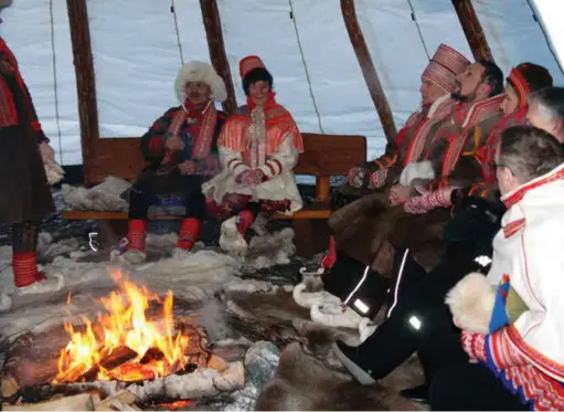  ?? FOTO: LISE ÅSERUD/NTB SCANPIX ?? Kronprinsp­aret fikk nykokt kaffe i lavvoen da de var på offisielt besøk i Finnmark i 2009. Ordfører i Kautokeino og regionråds­leder i Ávjovárri urfolksreg­ion, Johan Vasara, ser gjerne at flere politikere tar seg tid til politiske diskusjone­r over en...