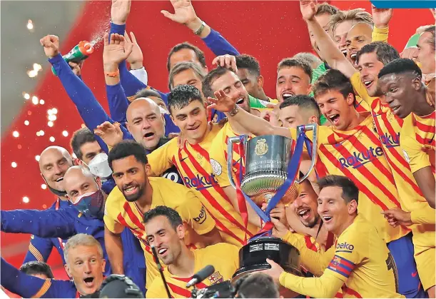  ?? FOTO: REUTERS ?? Lionel Messi anotó dos goles y levantó el trofeo tras recibirlo de manos del Rey Felipe VI. /