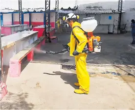  ?? CORTESíA ?? Un operario realiza labores de desinfecci­ón en uno de los patios de la Cárcel Distrital El Bosque.